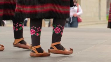 Makedon geleneksel folklor dansçıları Kuzey Makedonya 'da gösteri yaptılar.