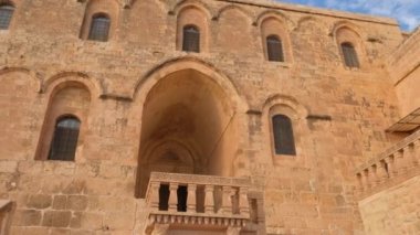 Doğu Türkiye 'nin Mardin kentindeki Mor Hananyo Manastırına giren POV