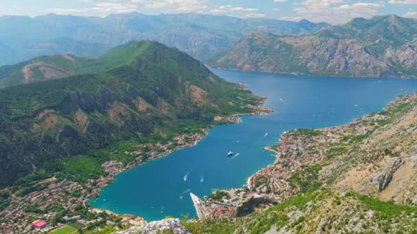 Letní pohled na Kotorský záliv v Černé Hoře — Stock video