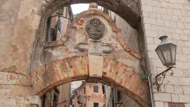 Gerbang abad pertengahan di kota tua Kotor, Montenegro — Stok Video