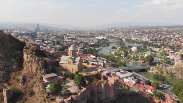 Imágenes de drones del paisaje urbano de Tiflis, Georgia — Vídeos de Stock