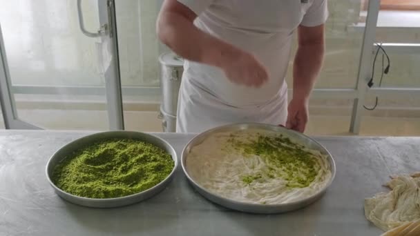 Heerlijke Turkse baklava bedekt met gemalen pistachenoten, Turkije — Stockvideo