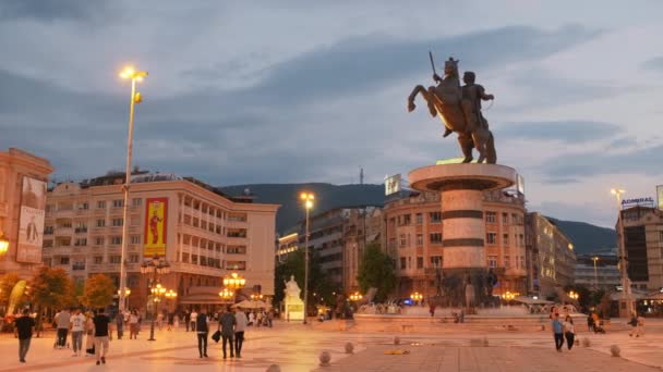 スコピエのマケドニア広場にあるアレキサンダー大王の記念碑 — ストック動画