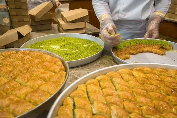 Lahodná turecká baklava pokrytá pozemními pistáciemi, Turecko — Stock fotografie