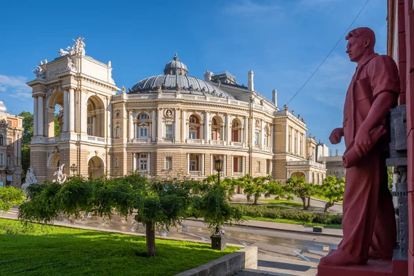 Building of the opera and ballet theatre and soviet era statue in Odessa, Ukraine — Stock Photo, Image