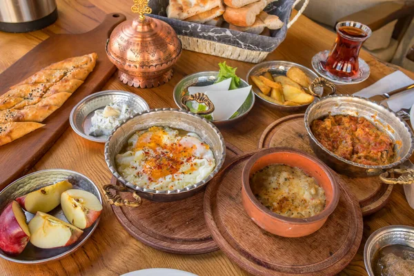 Petit déjeuner traditionnel riche village turc sur la table en bois — Photo