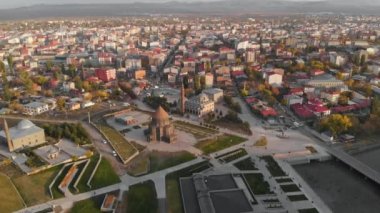 Türkiye 'nin Kars ilinin gün batımında Kars kentinin en tepedeki manzarası