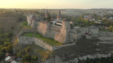 Ukrayna 'da, gün batımında Podilskyi Kalesi' nin hava manzarası