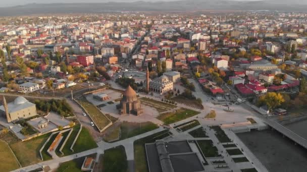 Top view stadsgezicht van Kars stad bij zonsondergang in de provincie Kars, Turkije — Stockvideo