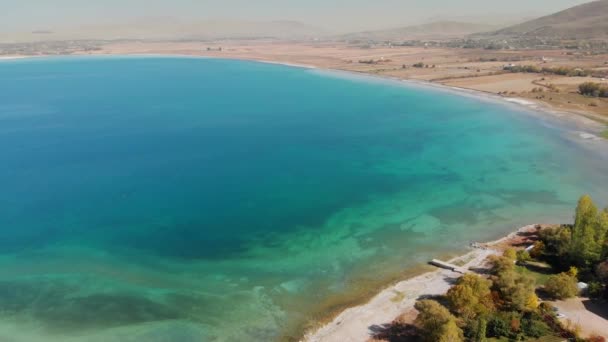 Vista aérea da costa do Lago Van na Anatólia Oriental, Turquia. — Vídeo de Stock