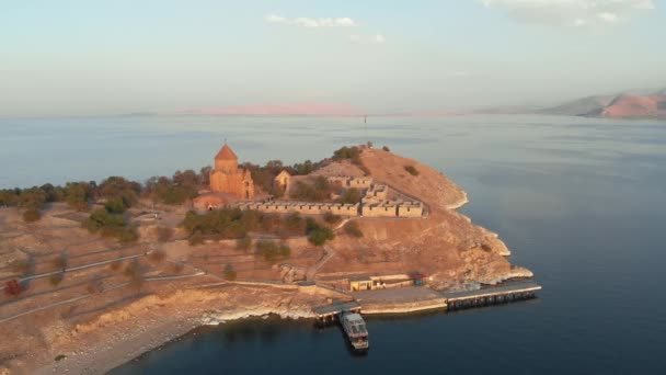 A Catedral da Santa Cruz na ilha de Akdamar no lago Van, na Turquia — Vídeo de Stock