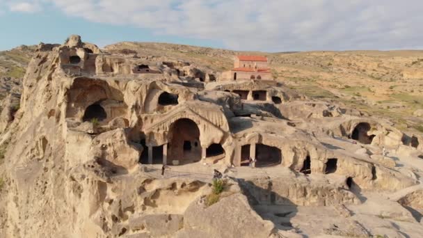 Flygfoto över grottstaden Uplistsikhe nära staden Gori i Georgien — Stockvideo