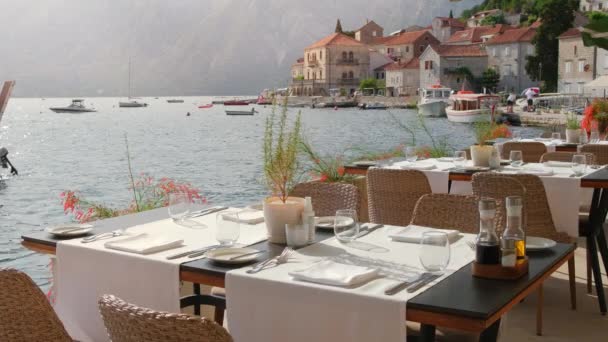 Kültéri étterem Perast faluban Kotor Bay, Montenegró. — Stock videók