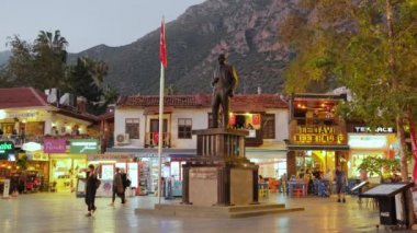 Kas ilinin ana meydanında Mustafa Kemal Atatürk 'ün heykeli. 
