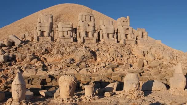 Antik szobrok a Nemrut hegyen napkeltekor Törökországban. — Stock videók