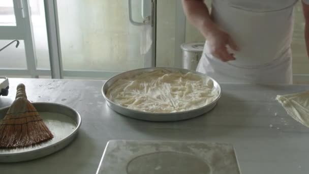 Processo di cottura tradizionale pasticceria baklava turca — Video Stock