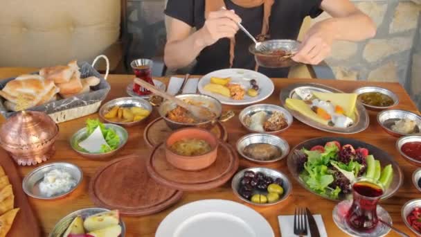 Традиційний багатий турецький сільський сніданок на дерев'яному столі. — стокове відео