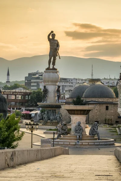 Πολεμικό μνημείο και άλλα γλυπτά στο κέντρο της πόλης των Σκοπίων το καλοκαίρι — Φωτογραφία Αρχείου