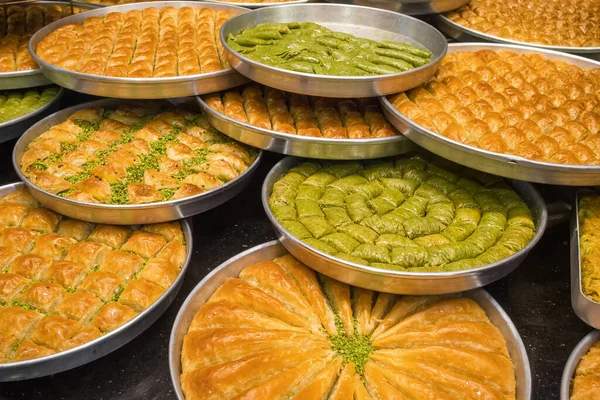 Traditional Turkish dessert Baklava close-up — Stock Photo, Image