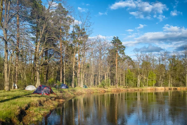 Divoké kempování na břehu řeky na začátku jara — Stock fotografie