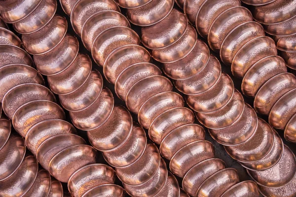 Placas de cobre talladas con tallado tradicional en bazar de cobre de Gaziantep, Turquía — Foto de Stock