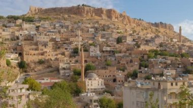 Doğu Türkiye 'deki geleneksel taş evleri ile Mardin eski kent manzarası