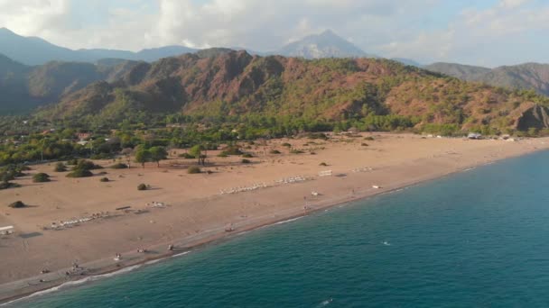 Vista aérea de la playa de Cirali en el mar Mediterráneo en la provincia de Antalya, Turquía — Vídeo de stock