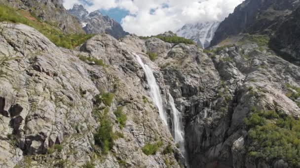 Vista aérea de la cascada de Shdugra en las montañas del Cáucaso en Georgia — Vídeo de stock