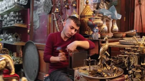 Εργάτης τεχνίτης στο Coppersmith Bazaar της Gaziantep, Τουρκία — Αρχείο Βίντεο