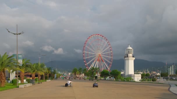 Promenada Batumi z diabelskim młynem i starą latarnią morską w pochmurny dzień, Georgia — Wideo stockowe