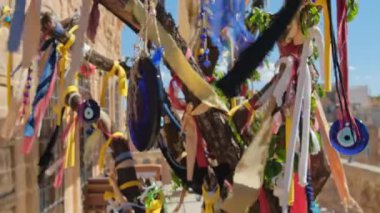 Göz şeklindeki muskalarla süslenmiş eski ağaç gövdesi - Türkiye 'de Nazar' lar