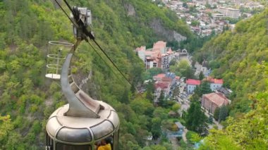 Georgia 'daki Borjomi tatil köyünde eski model bir teleferik.. 