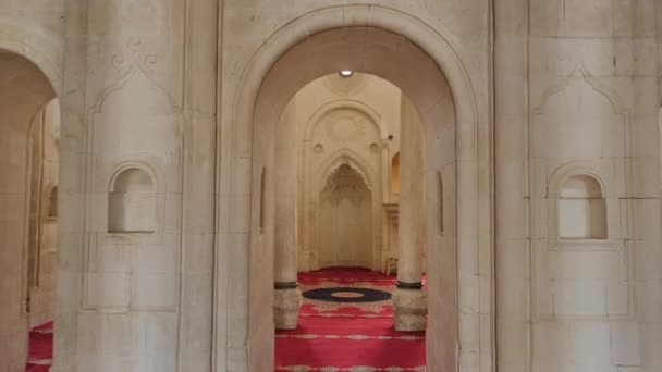 Интерьер мечети во дворце Исхак-паши недалеко от Догубеазита, Турция — стоковое видео