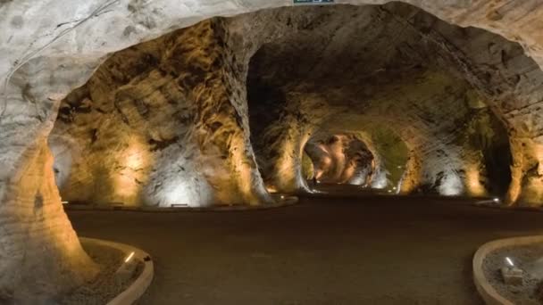 POV entrando en enorme cueva de sal Tuz Terapi Merkezi en Tuzluca, Turquía Oriental — Vídeos de Stock