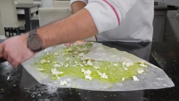 Proces van het koken van traditionele Gaziantep schilferige dessert Katmer in Turkije — Stockvideo