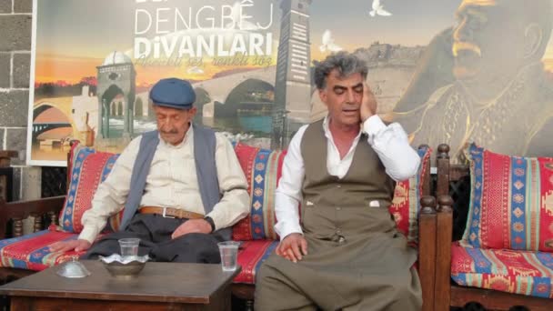 Cantantes de Dengbej cantan lamentos en la casa de Dengbej en Diyarbakir — Vídeo de stock