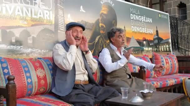 Cantantes de Dengbej cantan lamentos en la casa de Dengbej en Diyarbakir — Vídeo de stock