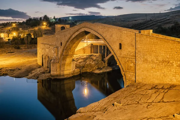 Ponte Malabadi histórica no rio Batman no crepúsculo, Turquia. — Fotografia de Stock