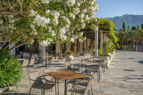 Cozy outdoor cafe in Budva old town at sunny day in Montenegro — Stock Photo, Image