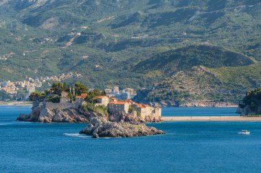 Budva 'daki Sveti Stefan adası güzel bir yaz gününde, Karadağ