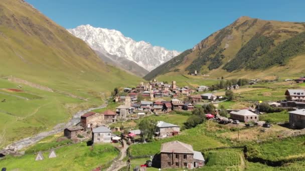 Vesnice Ushguli se slavnými věžemi Svan v regionu Svaneti v Gruzii — Stock video