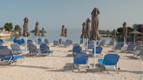 Prachtig strand met parasols en ligbedden in Ksamil, Albanië — Stockvideo