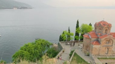 Kuzey Makedonya 'nın Ohri kentindeki Ohri Gölü üzerindeki Kaneo' daki Aziz John Kilisesi