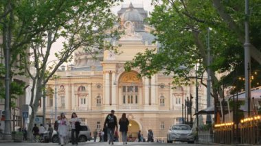 Güneşli bir günde tarihi Odessa tiyatrosu binası, Ukrayna