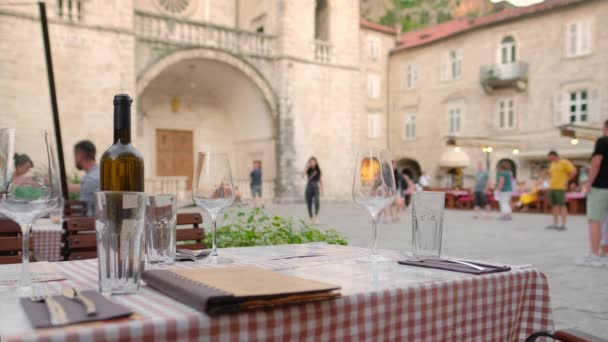 Gedeocaliseerde scène van mensen die dineren in outdoor restaurant 's avonds — Stockvideo
