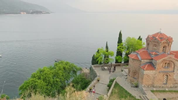 Szent János templom Kaneo-ban az Ohrid-tó partján Ohrid városban, Észak-Macedóniában — Stock videók