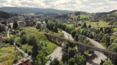 Ukrayna 'nın Karpat Dağları' ndaki Vorokhta köyündeki tarihi viyadük.