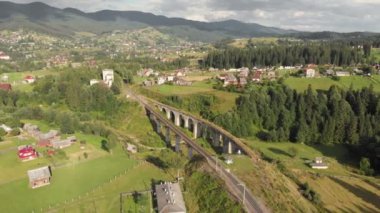 Ukrayna 'nın Karpat Dağları' ndaki Vorokhta köyündeki tarihi viyadük.