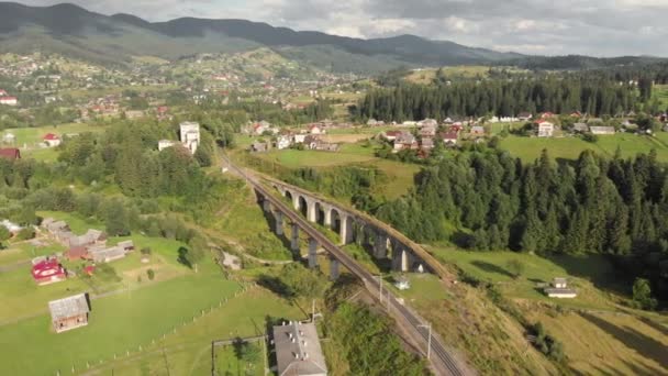 Viaducto histórico en el pueblo de Vorokhta en las montañas Cárpatos, Ucrania — Vídeo de stock