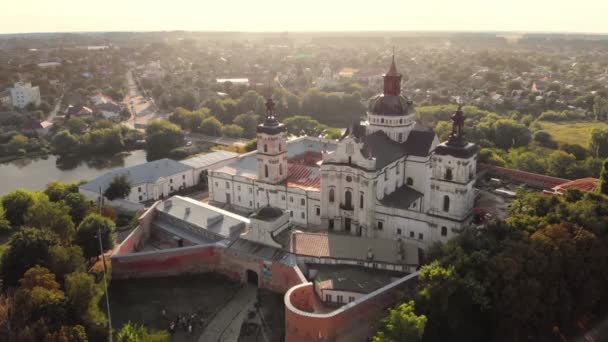 Oude klooster van de Orde van Ongeschubde Karmelieten in Berdychiv, Oekraïne — Stockvideo